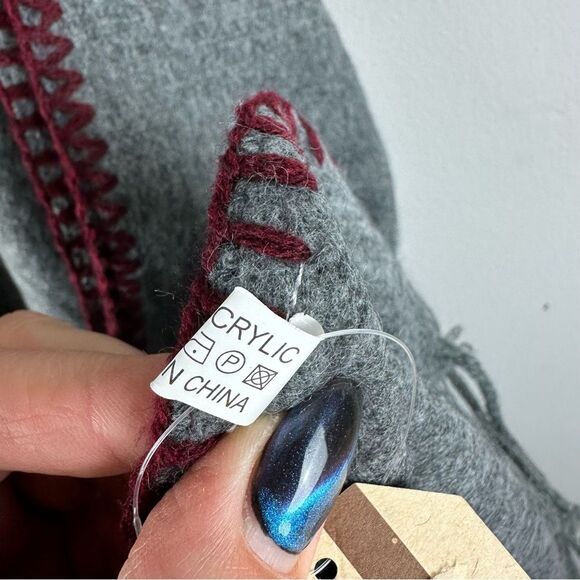 NWT Cloie scarf with fringe - Picture 4 of 6